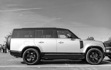Chicago, Illinois, ABD - 08 Eylül 2024: 2023 Land Rover Defender aracı, yan görüş. Efsanevi geçiş arabası. Geçit Land Rover Defender arabası. Chicago 'da arazi aracı savunucusu.