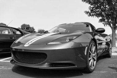 Chicago, Illinois, ABD - 08 Eylül 2024: 2021 Lotus Evora GT spor araba, köşe görüş. Yeşil metalik spor yara izi. Modern 2021 Lotus Evora GT arabası. 2021 Lotus Evora GT Chicago 'da