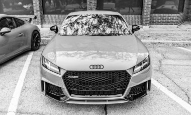 Chicago, Illinois - 29 Eylül 2024: 2018 Audi TTRS gri rengi sokağa park edildi. Audi, Alman spor arabasıymış.