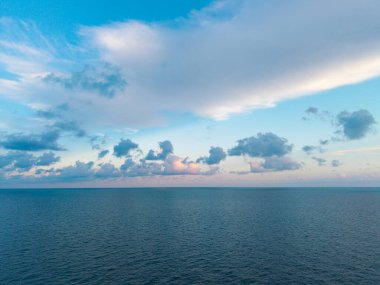 Deniz bulutlu gökyüzü ile ufuk çizgisi. Denizde sakin bir ufuk. Romantik yaz tatili deniz manzarası. Deniz manzarası cenneti. Okyanus sahilinde gün doğumu. Yaz tatilinde gün batımı deniz manzarası. Sonsuz ufuk.