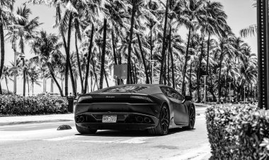 Miami Beach, Florida USA - 9 Haziran 2024 Lamborghini Huracan, Miami Beach Ocean Drive 'da siyahlara büründü. Lamborghini lüks bir İtalyan otomobil üreticisi.