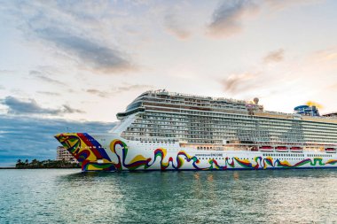 Miami, Florida, ABD - 23 Aralık 2024: Norveç yolcu gemisi yolculuğu. Yaz tatilinde gemi turu. Norveç yolcu gemisi. Gemi turu ve deniz seyahati. Gemi Miami limanından ayrılıyor..