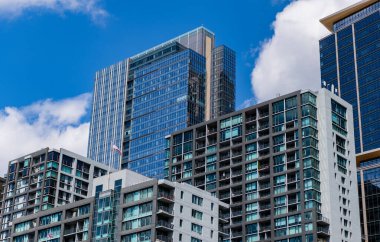 Şehir merkezindeki modern şehir. İş şehri. İş bölgesindeki gökdelen binasının manzarası. Gökdelenin şehir mimarisi. Şehir manzaralı bir şehir. Gökdelen şehir manzarası. İş bölgesi.