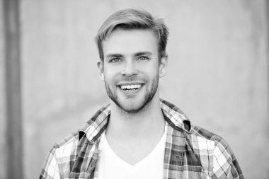 Dışarıdaki yakışıklı genç adam. Kareli gömlek giyen milenyum adamı. Milenyum erkeğinin gündelik tarzı. Sıradan tişörtlü bir adamın portresi. Neşeli, tıraşsız bir adamın şık bir portresi..