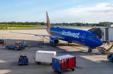Miami, Florida, ABD - 06 Ağustos 2025: Airlines için uçak terminali. Güneybatı havayolu uçağı havaalanından kalkıyor. Havaalanı terminali. Havaalanından ayrılıyoruz. Güneybatı Havayolları. Boeing 737 MAX.
