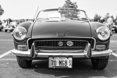 Chicago, Illinois, ABD - 08 Eylül 2024: MG MGB 1971 - 1973 üstü açık spor araba, ön görüş. Retro yeşil spor araba. Üstü açık MG MGB arabası. Chicago 'da MG MGB