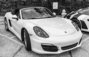 Chicago, Illinois - 29 Eylül 2024: Porsche Boxter 's üstü açık beyaz. Porsche Boxter 's White caddeye park etmiş..