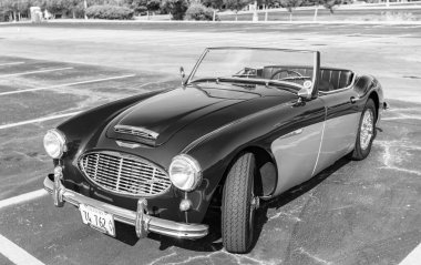 Chicago, Illinois, ABD - 08 Eylül 2024: Austin Healey 100-6 iki koltuklu üstü açılır araba, köşe manzaralı. Retro araba. Retro Austin Healey 100-6 numaralı araba. Chicago 'dan Austin Healey