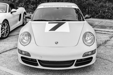 Chicago, Illinois - 29 Eylül 2024: Porsche 911 Carrera S sarı rengi. Porsche 911 Carrera S sokağa park etmiş. ön görünüm