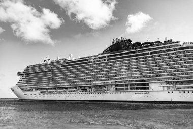 Lüks yolcu gemisi manzarası. Gemi Miami sahil limanından ayrılıyor. Lüks deniz tatili. Gemi seyahati. Yaz tatilinde Majestic yolcu gemisi. Gemi seyahati ve deniz seyahati. Seyahat ipuçları.