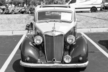 Chicago, Illinois, ABD - 08 Eylül 2024: MG Y tipi üstü açılabilir araba, köşe manzaralı. Retro araba. Retro MG Y tipi araba. Chicago 'daki MG Y tipi.