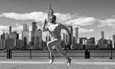 New York 'ta sabah sporu koşucusu. Sporcu adam koşuyor. Manhattan 'da koşan adam. Koşucu uzun spor koşusunda. Koşucu dışarıda spor antrenmanında koşuyor. Hızlı bitirme.