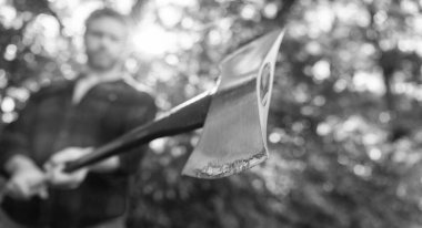 Balta, odun kesen adam. Odun kesiyorum. Keskin bıçak. Vahşilik ve erkeklik. Baltalı oduncu seçici odaklı. Acımasız oduncu. Keskin bıçaklı tahta kesici. Baltalı ormancı..