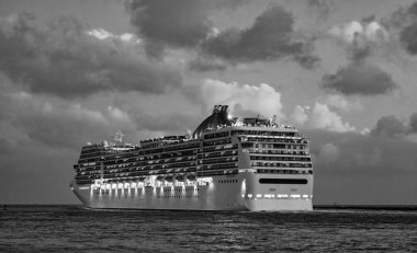 Gemi seyahati. İyi yolculuklar. Yaz tatilinde Majestic yolcu gemisi. Gemi seyahati ve deniz seyahati. Aydınlatılmış lüks yolcu gemisi manzarası. Gece limanında gemi. Lüks deniz tatili.