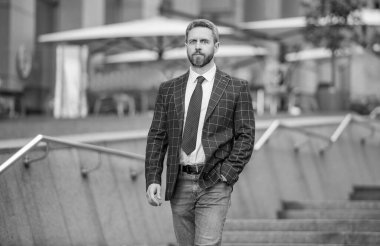 Başarılı bir iş. Amerikan caddesinde başarılı bir iş adamı. Erkek avukat. Şehirde yürüyen bir iş adamı. Takım elbiseli bir iş adamı. Kendine güvenen bir iş adamı. İş CEO 'su. Başarının adamı..