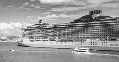 Miami, Florida, ABD - 3 Kasım 2024: Virgin seyahat gemisi. Gemi seyahati. Yaz tatilinde gemi turu. Gemi seyahati ve deniz seyahati. Lüks yolcu gemisi.