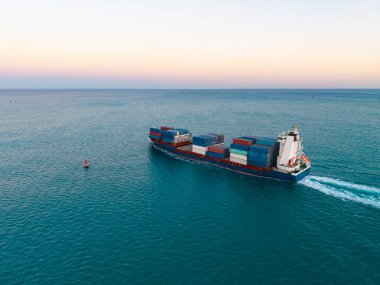 Ticari nakliye. Kargo gemisi denizde, hava manzaralı. Yük konteynırı kargo gemisine yüklendi. Konteynırlı bir hava kargo gemisi. Kargo işi. Konteyner gemisi. Nakliye lojistiği. Denize açılmak.