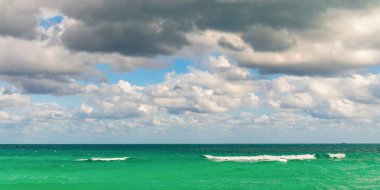 Yaz tatilinde gün batımı deniz manzarası. Deniz bulutlu gökyüzü ile ufuk çizgisi. Denizde sakin bir ufuk. Romantik yaz tatili deniz manzarası. Deniz manzarası cenneti. Okyanus sahilinde gün doğumu. Mavi deniz.