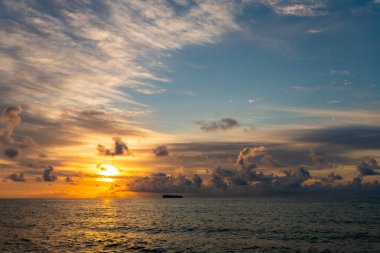 Sahilde romantik bir yaz tatili. Gün doğumu gökyüzü ufku. Gemi ile deniz batımı manzarası. Yaz tatilinde bulutlu gün batımı gökyüzü ve deniz manzarası. Deniz gündoğumuyla gökyüzü. Deniz doğasında sakin bir ufuk..