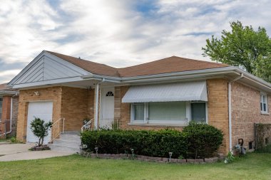 Banliyö mahallesi. Banliyö ev mimarisi. Özel ev. Mahalle mimarisi. Mahallede mülk. Konut mülk evi. Konut mimarisi. Konut arzı.