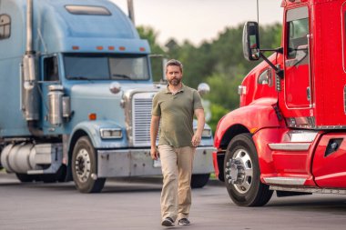 Nakliye araçları. Kamyonetin önündeki İspanyol adam. Yarı kamyon aracı. Kamyon şoförü. Ulaşım endüstrisi. Kamyonetin yanında bir adam var. Kamyon şoförü. Kamyon sahibi. Kargo sürücüsü.