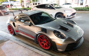 Miami, Florida, ABD - 26 Ocak 2025: Porsche 911 GT3 otomobili. Metalik araba, yan görüş. Porsche 911 GT3 spor araba coupe. Lüks spor araba Porsche 911 GT3.