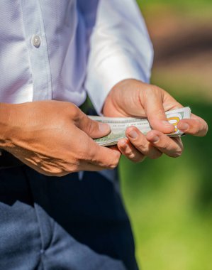 Para sayıyorum. Zengin ve başarılı bir iş adamı. Milyoner yaşam tarzı. Milyonerlerin iş başarısı. Parayla uğraşan bir iş adamı. Başarılı adam dolarları elinde tutuyor. Milyoner adam parayı elinde tutar..