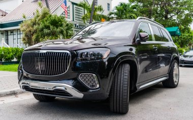 Miami, Florida, ABD - 13 Temmuz 2025 Lüks SUV Mercedes Benz Maybach GLS. Mercedes Benz Maybach GLS dışarıda park halinde. Siyah araba, köşe manzaralı. Mercedes Benz Maybach GLS lüks SUV araba.