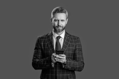 İş adamı sohbeti. İş adamı mesajlaşması ve mesajı. Sosyal ağ. Telefonu olan İspanyol bir iş adamı. Telefon kullanan bir iş adamı. Gri yolda insan telefonu görüşmesi izole edildi. Pazarlık taktikleri.