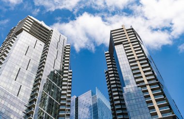 İş gökdeleni binası. Mimari inşaat sektörü. Cam gökdelen. Şehir mimarisi. Ofis binasının mimarisi. Perspektif gökdeleni. Yüksek katlı cam mimarisi.