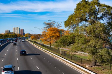 Chicago, Illinois, ABD - 25 Ekim 2024: Kentsel sonbahar. Şehir yolu otoyolu. Autumn Road otoyolunda araba trafiği. Şehir otoyolu. Arabalı yol. Şehir yolu araba dolu. Chicago 'da sonbahar.