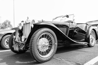 Chicago, Illinois, ABD - 08 Eylül 2024: MG TA spor yarış arabası 1938 üstü açılır araç, yan görüş. Retro spor araba. Üstü açık MG TA araba. Chicago 'da MG TA