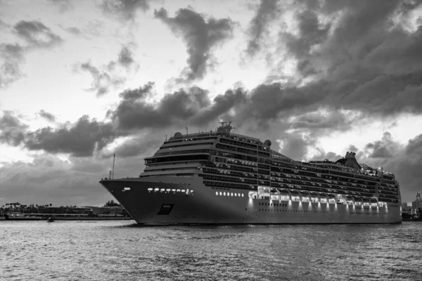 Gemi seyahati. Yaz tatilinde Majestic yolcu gemisi. Gemi seyahati. Denizde seyahat et. Aydınlatılmış lüks yolcu gemisi manzarası. Gece limanında gemi. Lüks deniz tatili. Rahatlama ve macera.