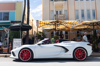 Miami, Florida, ABD - 25 Ocak 2025 Chevrolet Corvette C8 spor araba. Lüks beyaz Chevrolet Corvette C8. Chevrolet Corvette C8 'in arabası dışarıda park edilmiş..
