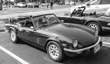 Chicago, Illinois, ABD - 08 Eylül 2024: Triumph Spitfire 1500 üstü açık spor araba, köşe manzaralı. Retro pembe araba. Retro Triumph Spitfire arabası. Chicago 'da Üstü açılır Zafer Spitfire