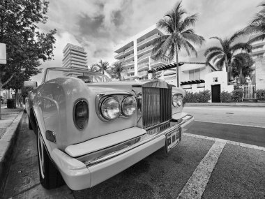 Miami Beach, Florida USA - 5 Haziran, 2024 Klasik İngiliz üstü açık arabası Rolls-Royce Corniche Ocean Drive Miami Drive