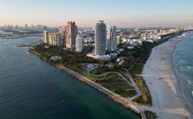 Güney Miami Plajı ve okyanus. Gökdelenleri olan Miami gökdelenleri. Yazın Miami 'nin hava manzarası