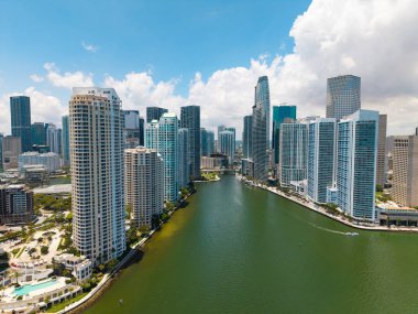 Miami Brickell 'in ünlü simgeleri. Miami 'deki Brickell' in insansız hava aracı görüntüsü. Brickell bölgesinde iş. Biscayne Körfezi Florida ikonik şehir kıyıları gündüz gözüyle