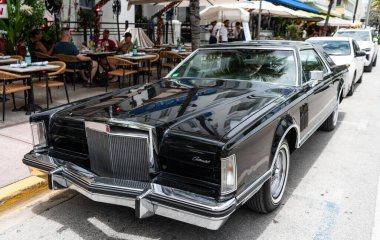 Miami, Florida, ABD - 15 Temmuz 2025 Lincoln Continental Mark V lüks coupe arabası. Lüks spor araba Lincoln Continental Mark V. Lincoln Continental Mark V dışarıda park halinde. Siyah araba, köşe manzaralı..