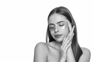 Sorunlu cilt. Kadın göz bandı kullanıyor. Yüz maskesi. Kore güzellik kozmetiği. Vitamin kolajen bandı. Yamalı bir kadının güzellik kozmetolojisi. Doğal güzellik. Sağlıklı cilt kozmetolojisi. Şişkinliği azalt.