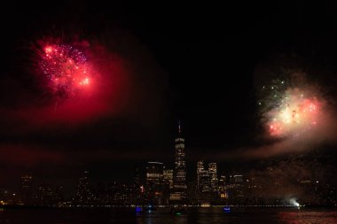 New York Manhattan havai fişekleri arifesinde. Manhattan 'da havai fişekler. New York 4 Temmuz Havai fişekleri. Flashing Fireworks ile New York City Skyline Manhattan. Bağımsızlık Günü