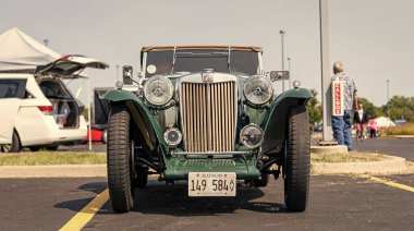 Chicago, Illinois, ABD - 08 Eylül 2024: MG TC Roadster 2 koltuklu spor üstü açılır araç, köşe manzaralı. Retro spor araba yeşil renk. Üstü açık MG TC araba. Chicago 'da MG TC