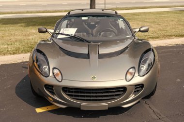 Chicago, Illinois, ABD - 08 Eylül 2024: 2005 Lotus Elise spor arabası, ön görüş. Gri metalik spor yara izi. Modern Lotus Elise arabası. Lotus Elise Chicago 'da