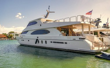 Tekne gezisi. Yaz tatilinde deniz tatili. Marinada lüks tekne motorlu yatı. Lüks bir yat. Tekne ve yat turizmi. Lüks bir hayat. Yaz tatili. Amerikan bayrağıyla özel bir bölgeye kenetlenmiş bir yat..