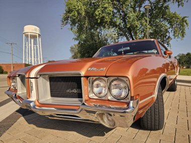 Park Ridge, Illinois, ABD - 21 Ağustos 2024: Oldsmobile Cutlass 442 açık hava. Otomobil fuarındaki Retro Car, ön görüş. Oldsmobile Cutlass Supreme 1971 retro araba. Oldsmobile Cutlass Supreme 'in klasik arabası..