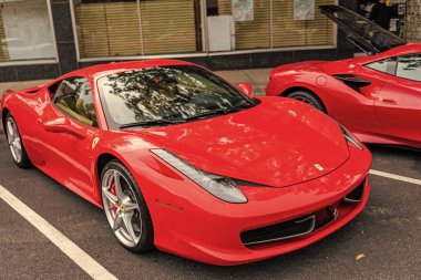 Chicago, Illinois - 29 Eylül 2024: Ferrari 458 Italia kırmızı renk. Ferrari 458 Italia caddeye park etmiş. Köşeden bak. Lüks Ferrari 458 İtalya Chicago 'da