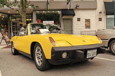 Chicago, Illinois - 29 Eylül 2024: klasik Porsche 9146 sarı renk. Sokağa park edilmiş klasik Porsche 914. Ön manzara. Retro Porsche 914 Coupe Chicago 'da
