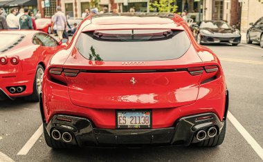 Chicago, Illinois - 29 Eylül 2024 Ferrari Purosangue kırmızı renk. Ferrari Purosangue SUV sokağa park etmiş. Arkadan bak. Şatoda lüks Ferrari Purosangue