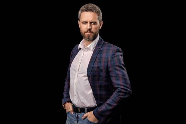 Başarılı bir iş adamı, siyahtan soyutlanmış. Kendine güvenen bir yönetici. İşletme. İş elbisesi. Resmi erkek giyim konsepti. Resmi giysili adam. Zarif takım elbiseli bir iş adamı. İş geliştirme.