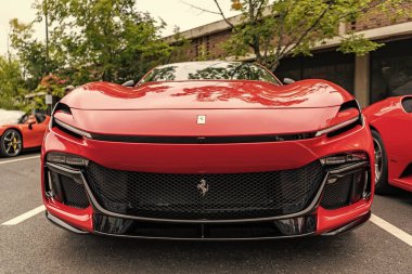Chicago, Illinois - 29 Eylül 2024 Ferrari Purosangue kırmızı renk. Ferrari Purosangue SUV sokağa park etmiş. Ön manzara. Şatoda lüks Ferrari Purosangue